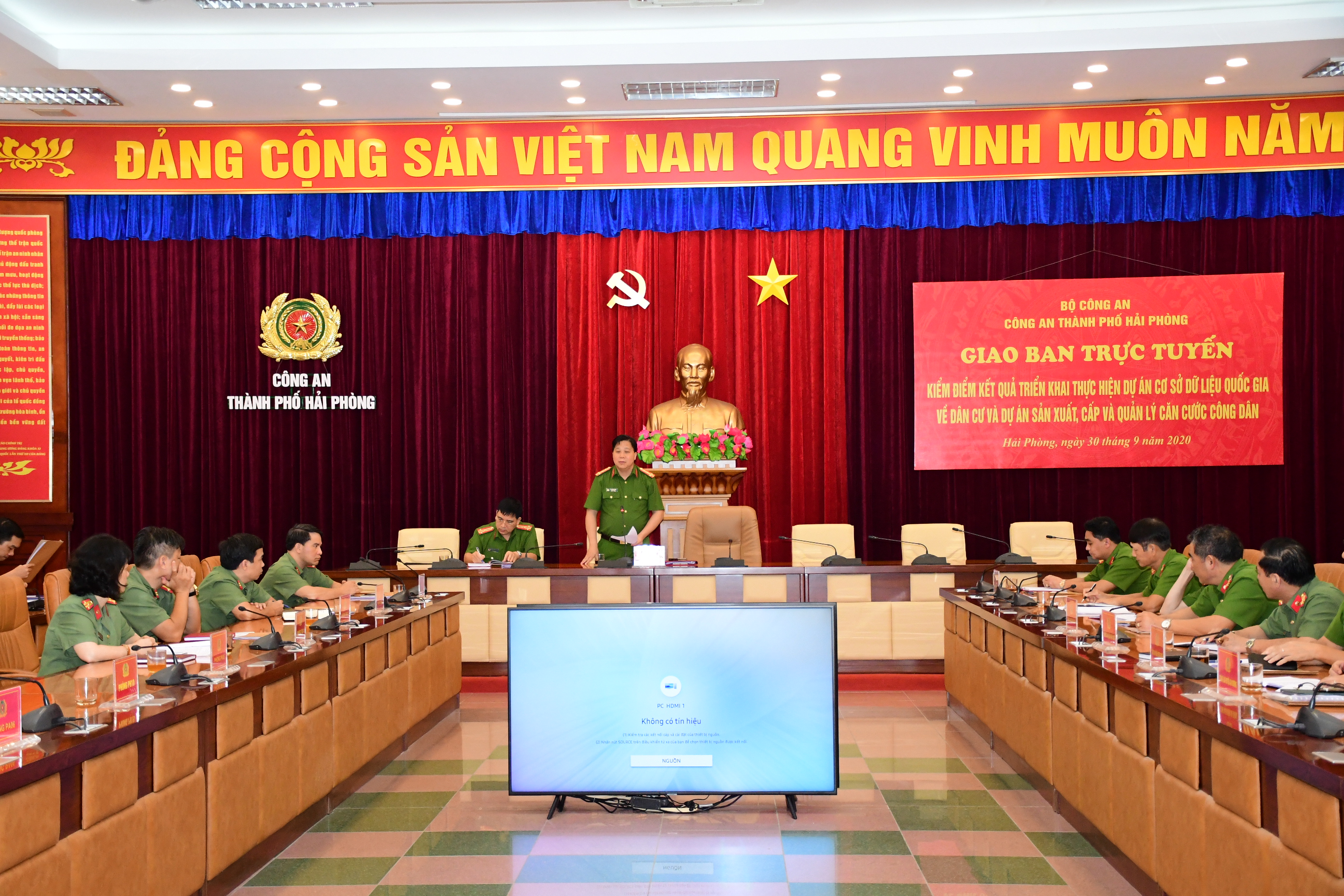 Giao ban trực tuyến kiểm điểm kết quả thực hiện Dự án Cơ sở dữ liệu Quốc gia về dân cư, dự án Sản xuất, cấp, quản lý CCCD